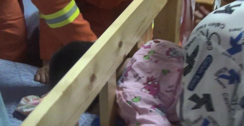 福州​鼓楼3岁萌娃头被卡在床头护栏，消防迅速处置！