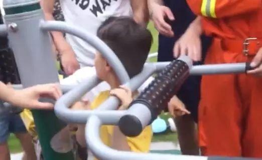 福州​鼓楼3岁萌娃头被卡在床头护栏，消防迅速处置！