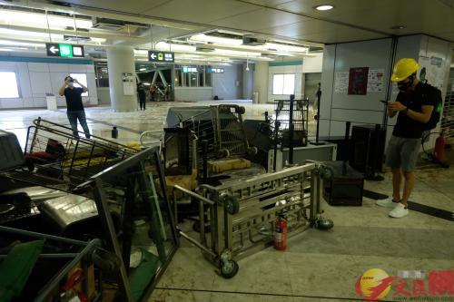 香港激进示威者与警方港铁站对峙 站内一片狼藉