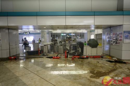 香港激进示威者与警方港铁站对峙 站内一片狼藉