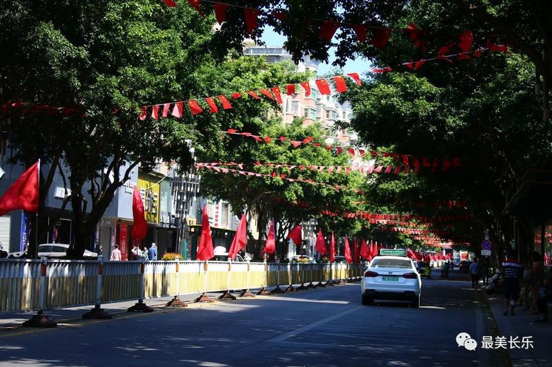 红旗飘飘，百花齐放！长乐街头处处“中国红”