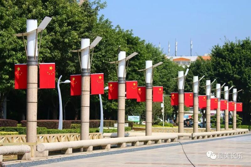 红旗飘飘，百花齐放！长乐街头处处“中国红”