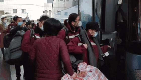 3名福建女护士，昨天一到武汉就互相剪去长发……真相暖哭！