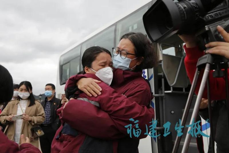 最强家属后援团来迎接！支援湖北首批返闽医护人员结束集中休整！