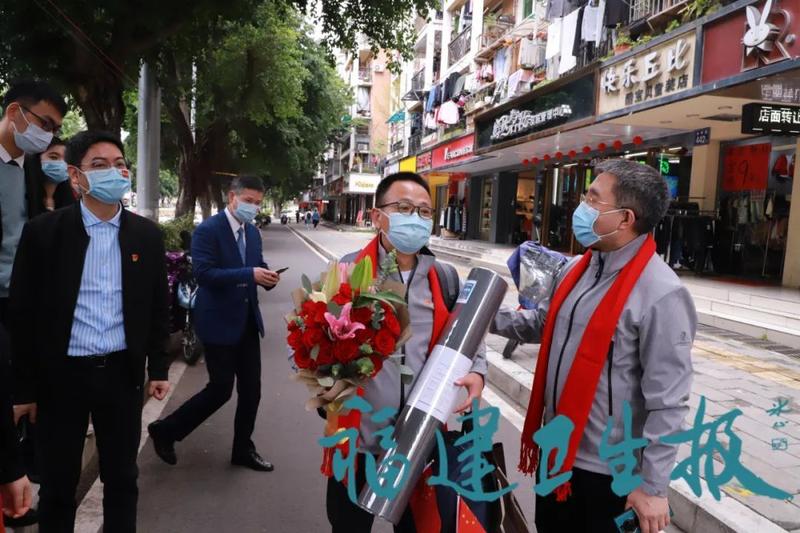 最强家属后援团来迎接！支援湖北首批返闽医护人员结束集中休整！