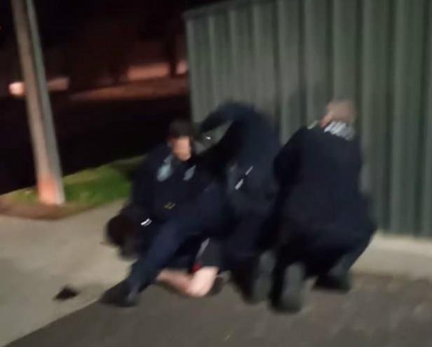 澳土著男子被3名警察摁地上反复遭暴打 路人怒了