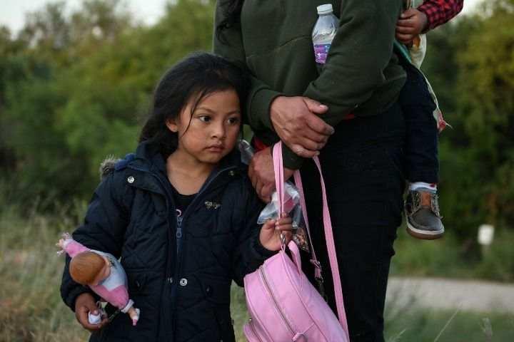 以防控疫情为名，美国驱逐逾2000名非法移民儿童
