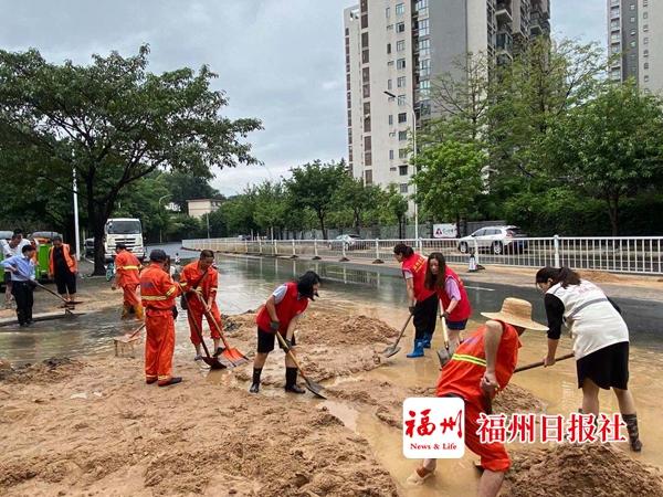 防抗一线｜社区工作人员与环卫工清理泥沙 保障群众出行