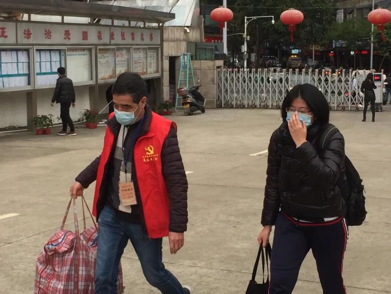 现场直击！福清第一批2800名高三学生戴着口罩返校了！