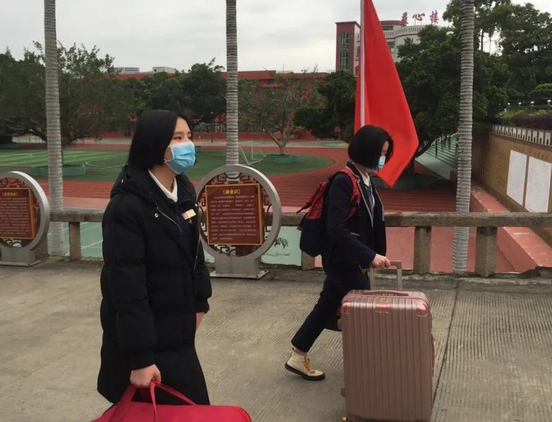 现场直击！福清第一批2800名高三学生戴着口罩返校了！